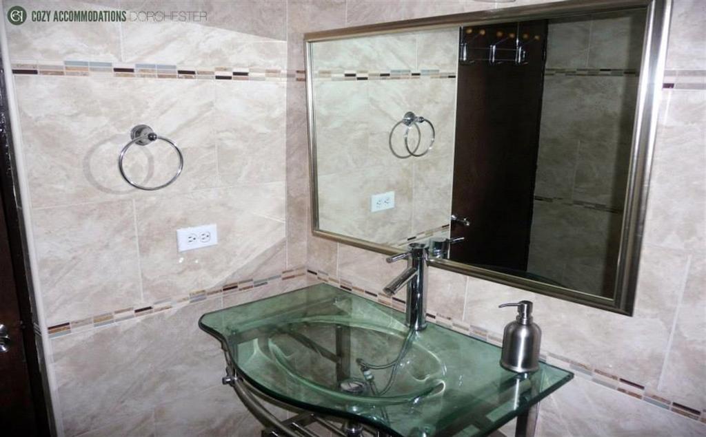 Cozy Accommodations - Dorchester City Line Kingston Phòng bức ảnh